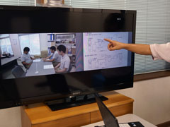 TV会議システムを使った集合教育の写真